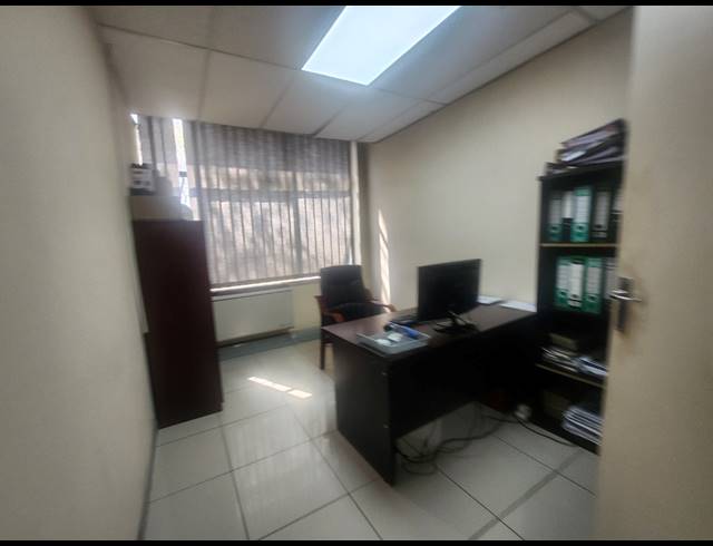 72M² OFFICE TO LET IN VORNA VALLEY